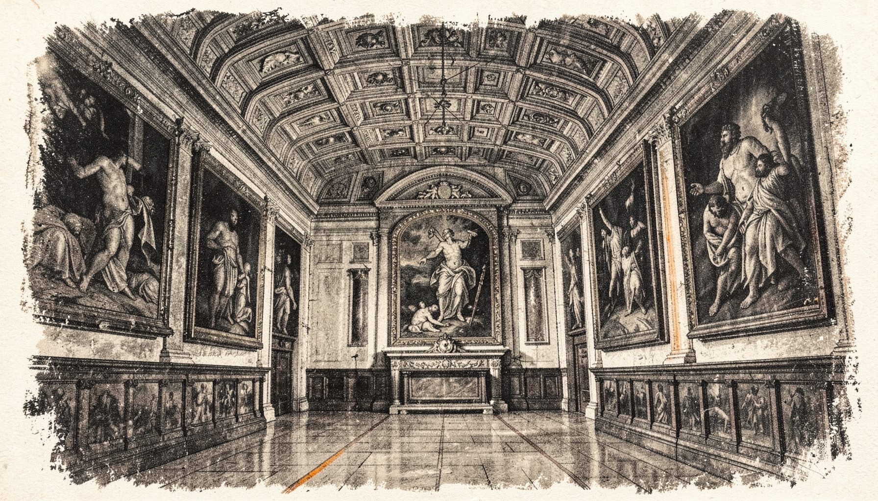 Disegno a carboncino di una sala capitolare con grandi tele alle pareti e soffitto a cassettoni, atmosfera solenne, toni seppia e grigio scuro